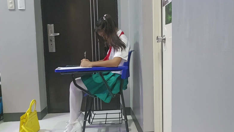 creamberryfairy: Zoufalá studentka čůrá