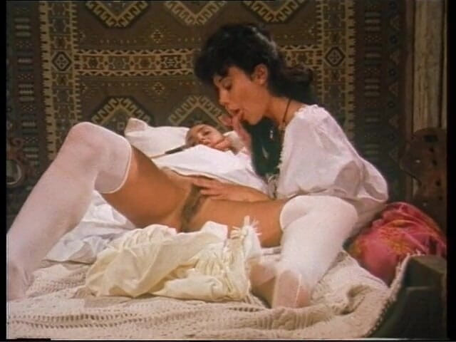 Lesbian Illusion: Büyük memeli iki ateşli lezbiyen yalıyor