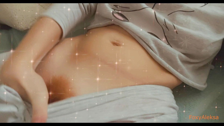 FoxyAleksa: Elle masturbe doucement sa chatte rouge avec son doigt et...