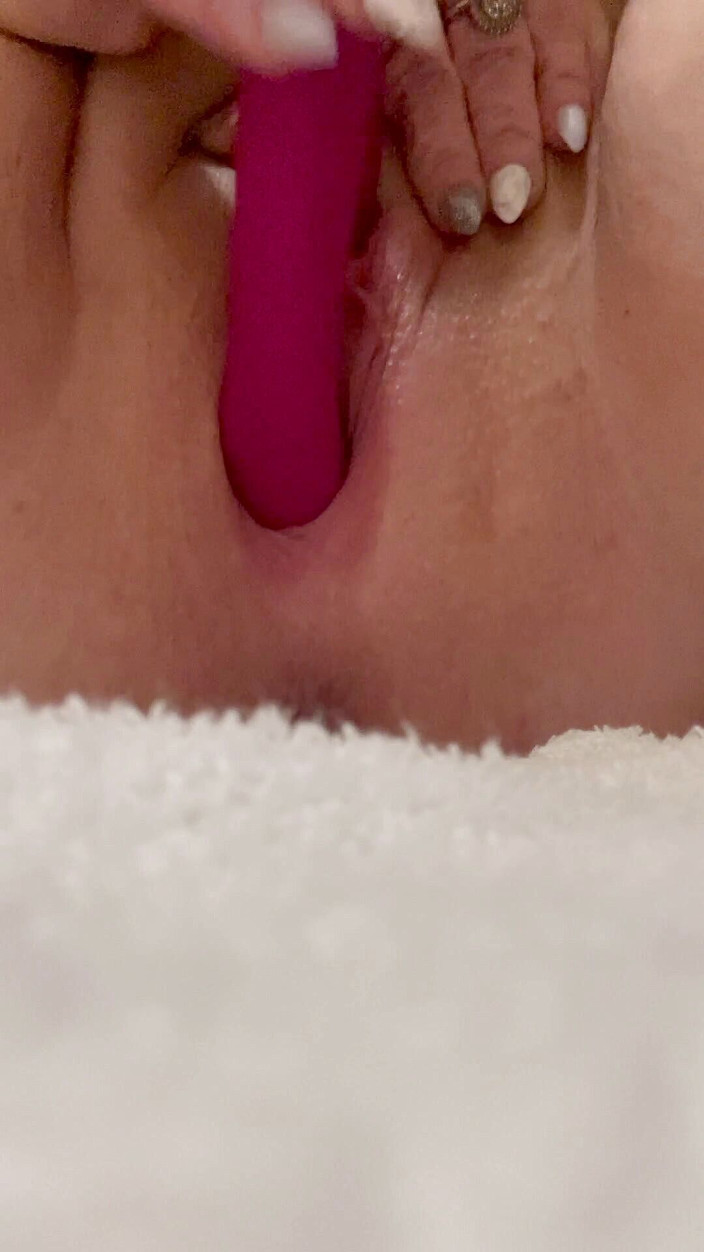 Love_Dickson: Orgazm için vibratörle banyoda oyun