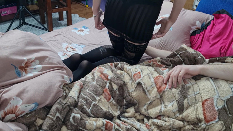Viktoria_sekret: 人妻和老公说话并拿走她朋友的鸡巴 第1部分