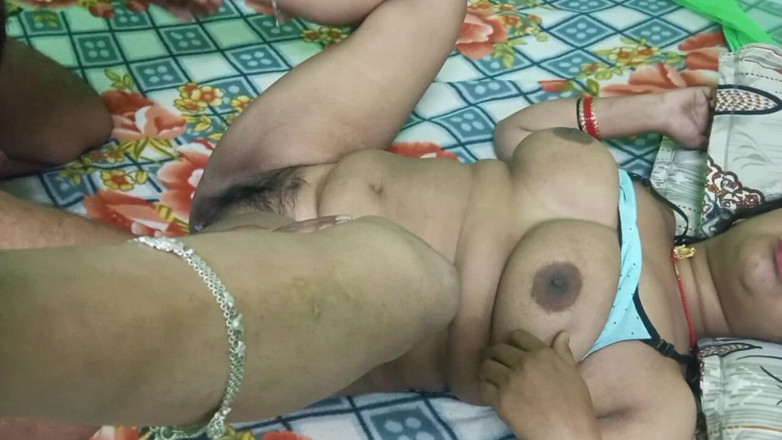 Manjushukla: Ibu rumah tangga desi keras dengan suaminya.