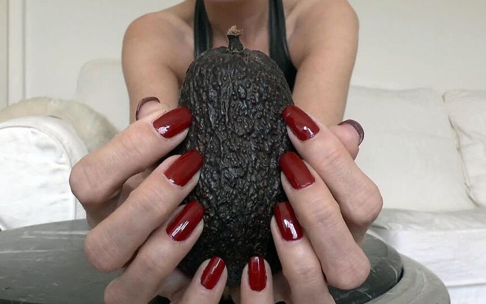 Lady Victoria Valente: Fruits et belles mains avec des ongles rouges