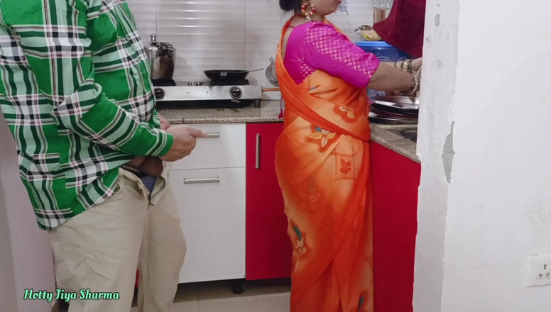 Hotty Jiya Sharmaa: Une bhabhi desi lavait des ustensiles dans la cuisine quand...