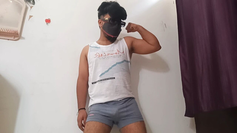 Desi__Panda: Desi Tamil chłopak Pokazuje kutas i wytryski wideo