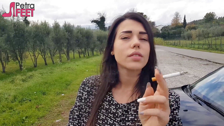 Smokin Fetish: All'aperto fumo sigaro da bruna sexy