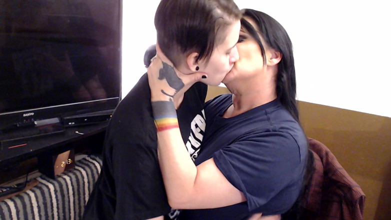 Abby Anna: De vrais amants, baisers lesbiens passionnés