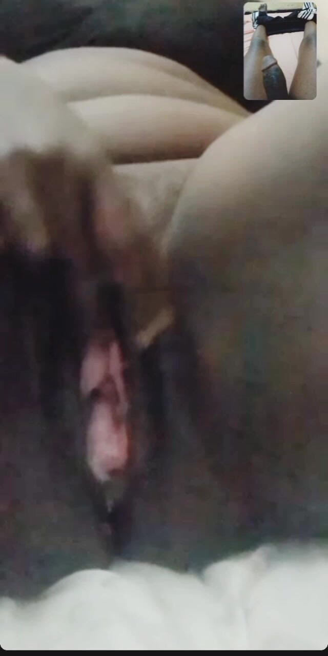 Me and my new slut: Vingeren en clitoris wrijven tijdens een videogesprek, nat poesje zwart