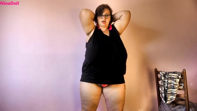 Nina Doll: Taquine u en portant différentes chemises, coaching masturbatoire
