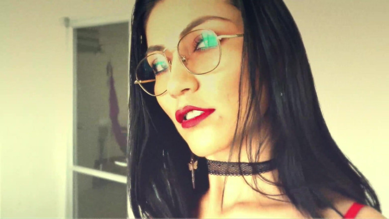 Cipriani: Latina sensuelle posant sa jupe en latex