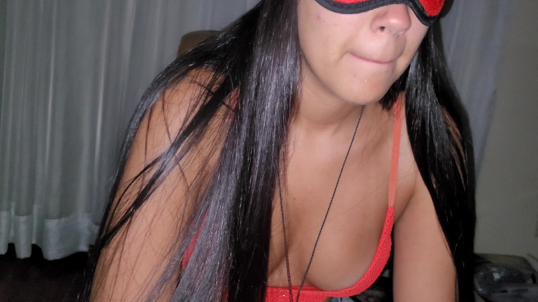 Strimermodel: Bruna Induce starnutendo