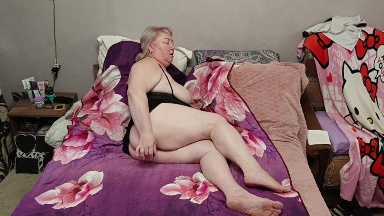 Zona901: Tchýně masturbuje svou šťavnatou, masitou kundičku se sexuálními hračkami