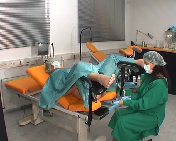 Rubber & Clinic Studio - 1ATOYS: Verpleegster in groene operatie-outfit