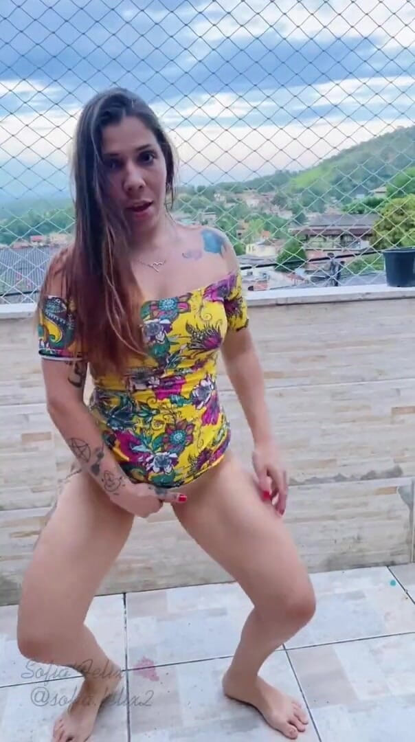 Amanda Felix: Une fille blanche sexy se balance sur le porche
