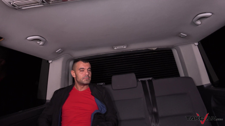 Take Van: Loira resgatada de estranho motorista de táxi escolhe van com...