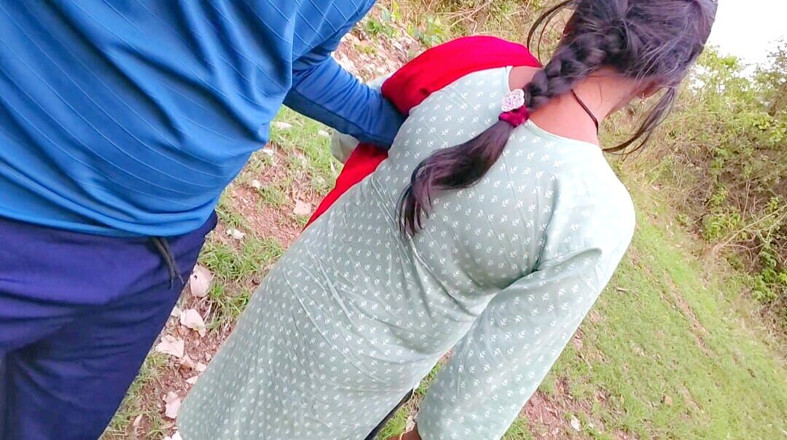Premi pooja: 大学假期后，年轻的印度女孩和她的男朋友一起去丛林 - 德西村年轻的女大学生丛林。