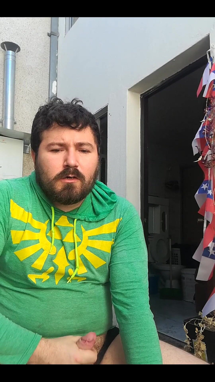 Rokkuman: Masturbándose afuera