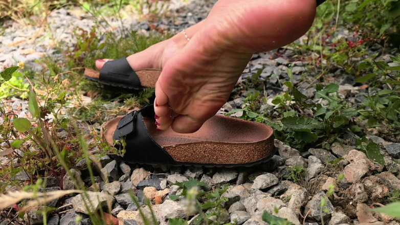 Goddess Lena: Jogando com Birkenstocks