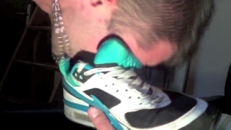 Sneaker gay: Французский твинк покорил ступни Тони