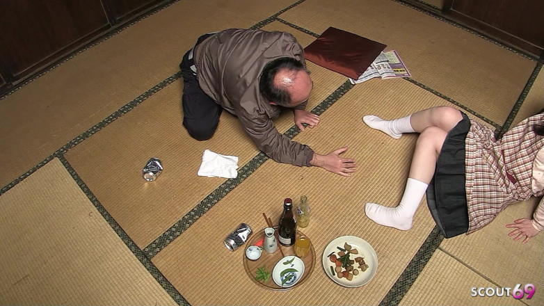 Asian porn collection: Stiefvader verleidt Aziatische spontane tiener Mai en neukt haar harige...