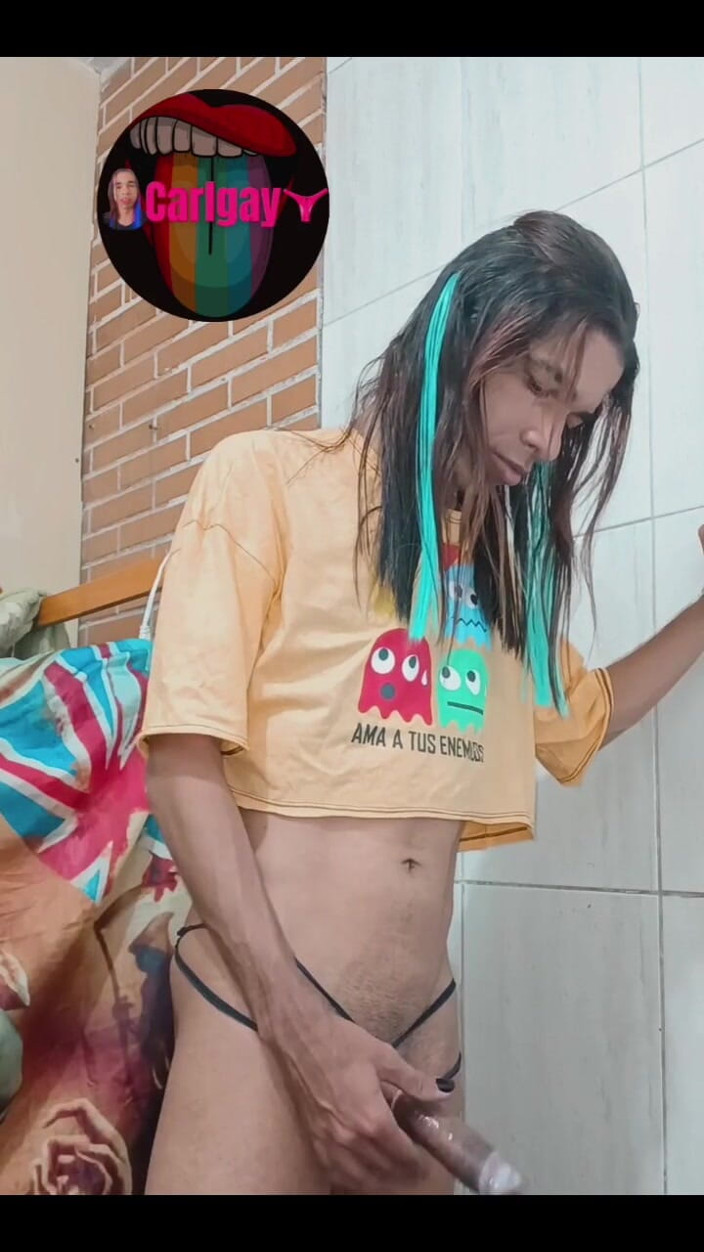Carlos Henrique: Joven caliente masturbándose y corriéndose en un condón
