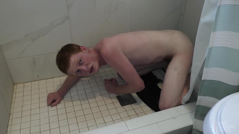 Boys half-way house: Twink berambut merah dibuat untuk menjilat bilik air dengan menghinakan...