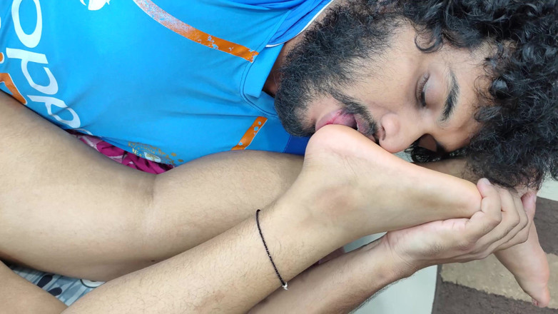 Vaigavarun45: छेद चाटने के साथ पैरों का चुंबन