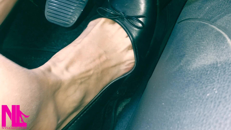 Nyllady: Menyelamatkan dan memandu dalam flat kulit hitam di Barefeet