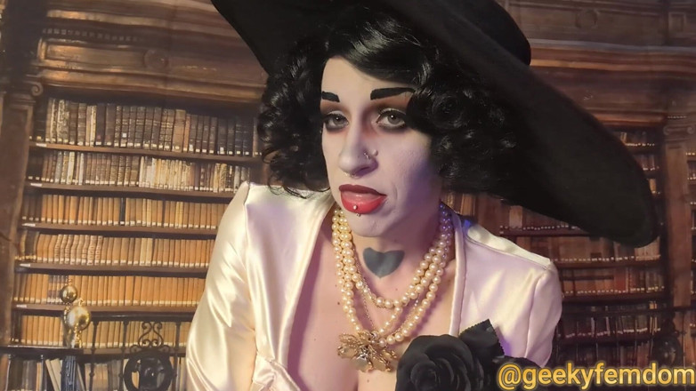 Geeky Femdom: Lady dimitrescu lagi asik camilan