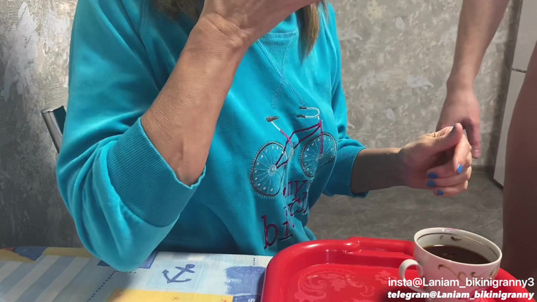 Ladyloveyoung60: Crema y café para la abuela - ellas vestidas, él desnudo - fetiche...