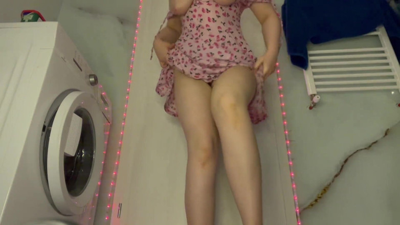 JuiceLussie: Muschi mit Vibrator fingern. der heißeste striptease. Feuchte muschi. Komm...