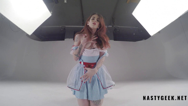 PurefilmsTv: Geile alice im wunderland bekommt striptease und squirtet vor der...