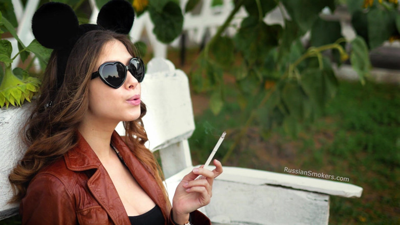 Russian Smokers: Sensuale angelo russo che fuma sigaretta alla luce del sole