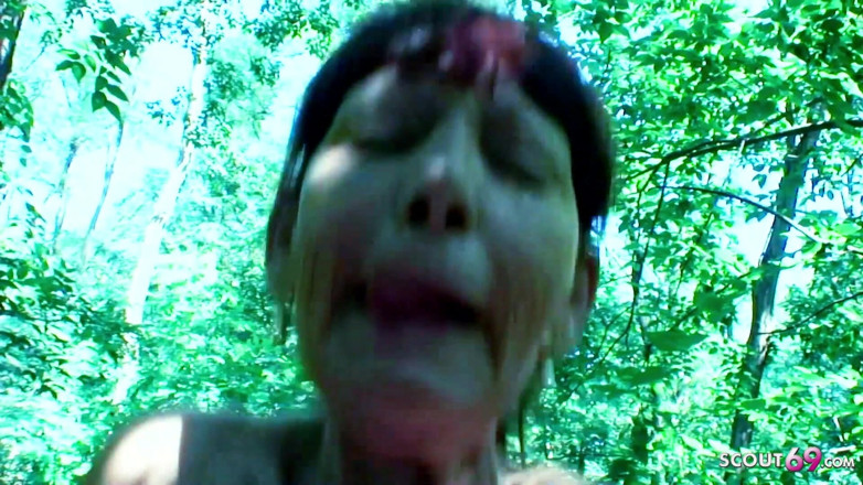 Full porn collection: Nenek kurus pergi berjalan-jalan dengan cucu tirinya dan berkongkek di...