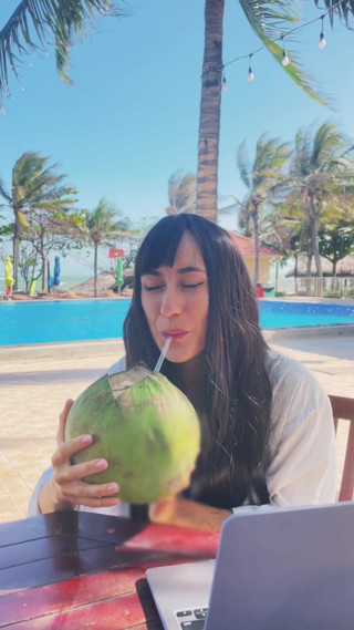 SexTravelers: main- seksi sundri larki modal aur naariyal. poolsaid sundar alart!