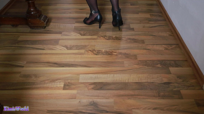 KimisWorld: Tacchi alti fa clic sul pavimento di legno - camminata lento...