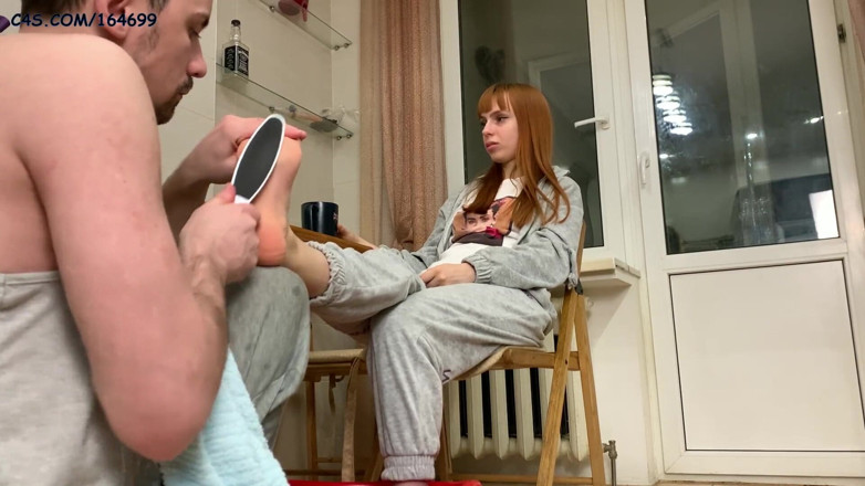Petite Princesses Femdom: Любительське справжнє фемдом ноги servitude - протирає стопний пил ніг господині Кірі