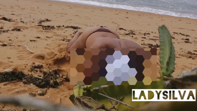 Ladysilvas: Ladysilva in slipje op het strand wat een hete kont