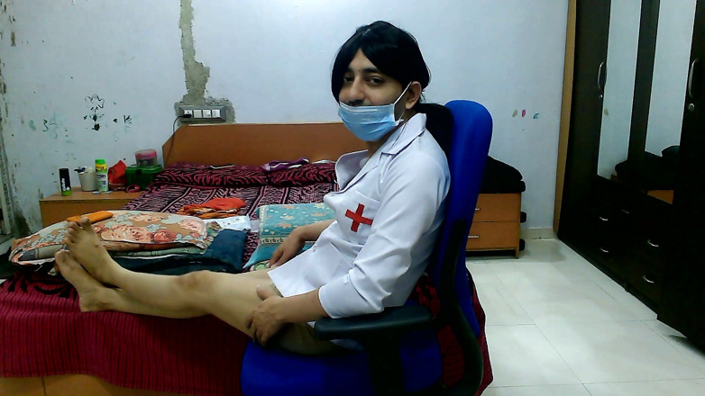 Cute & Nude Crossdresser: Quente enfermeira cosplay no meu banheiro.