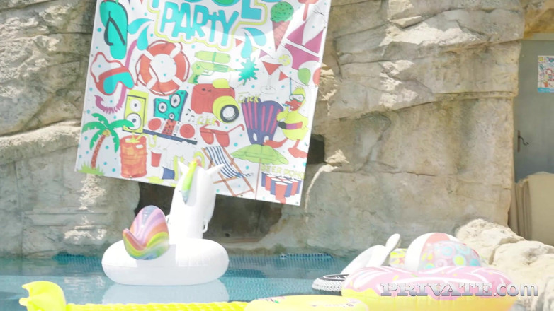 PrivateBlack: Verona Sky ama una fiesta en la piscina y ama...