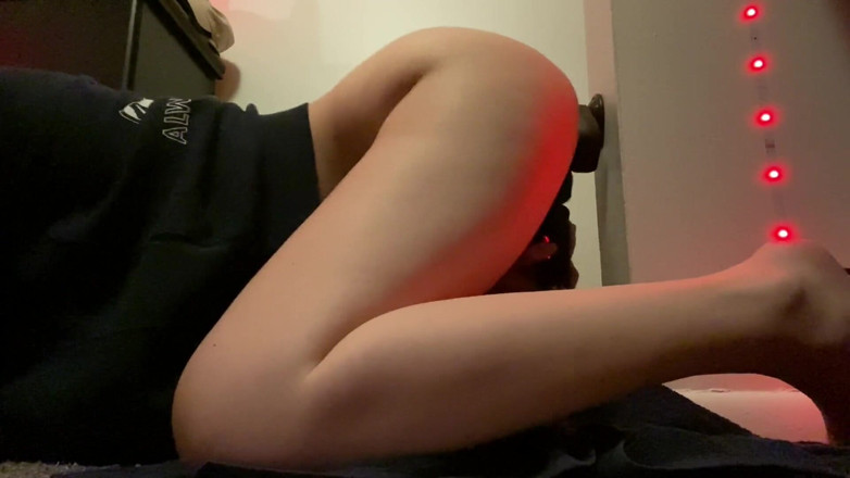 Lane: Náctiletá děvka má orgasmy na 8palcové dildo