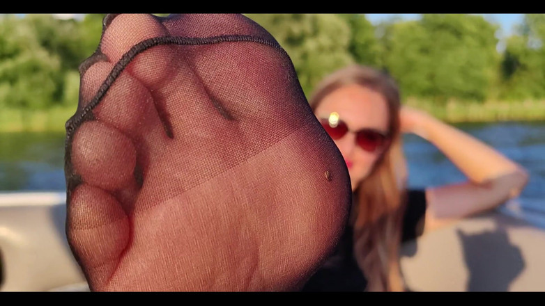 Goddess Lena: Nylon-brainfuck Auf Dem Boot