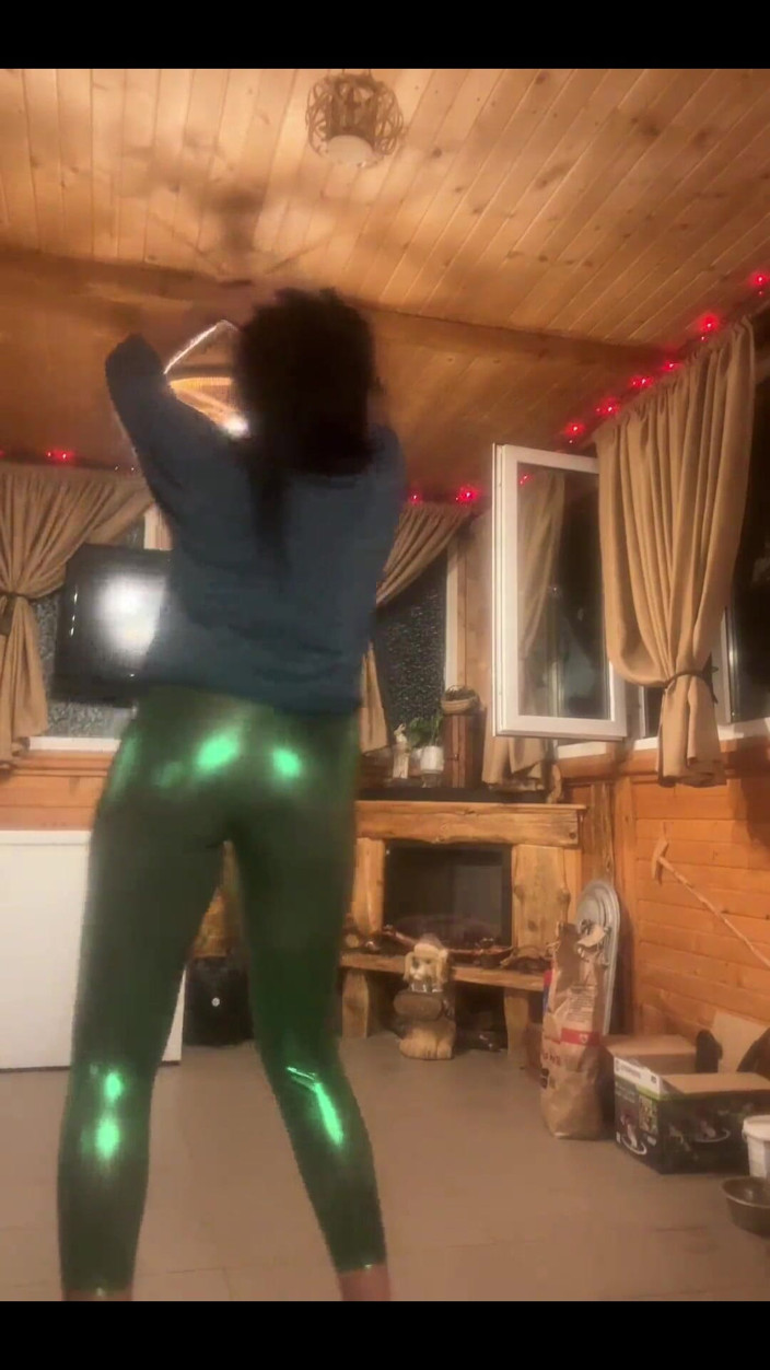 MilfyCalla: Shiny leggings cameltoe dance provocação