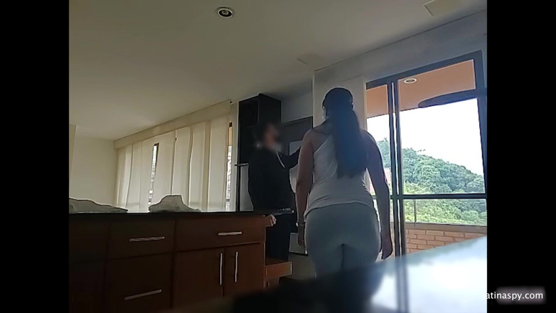Latinaspy: Une soubrette à gros cul se prépare pour ses devoirs de...