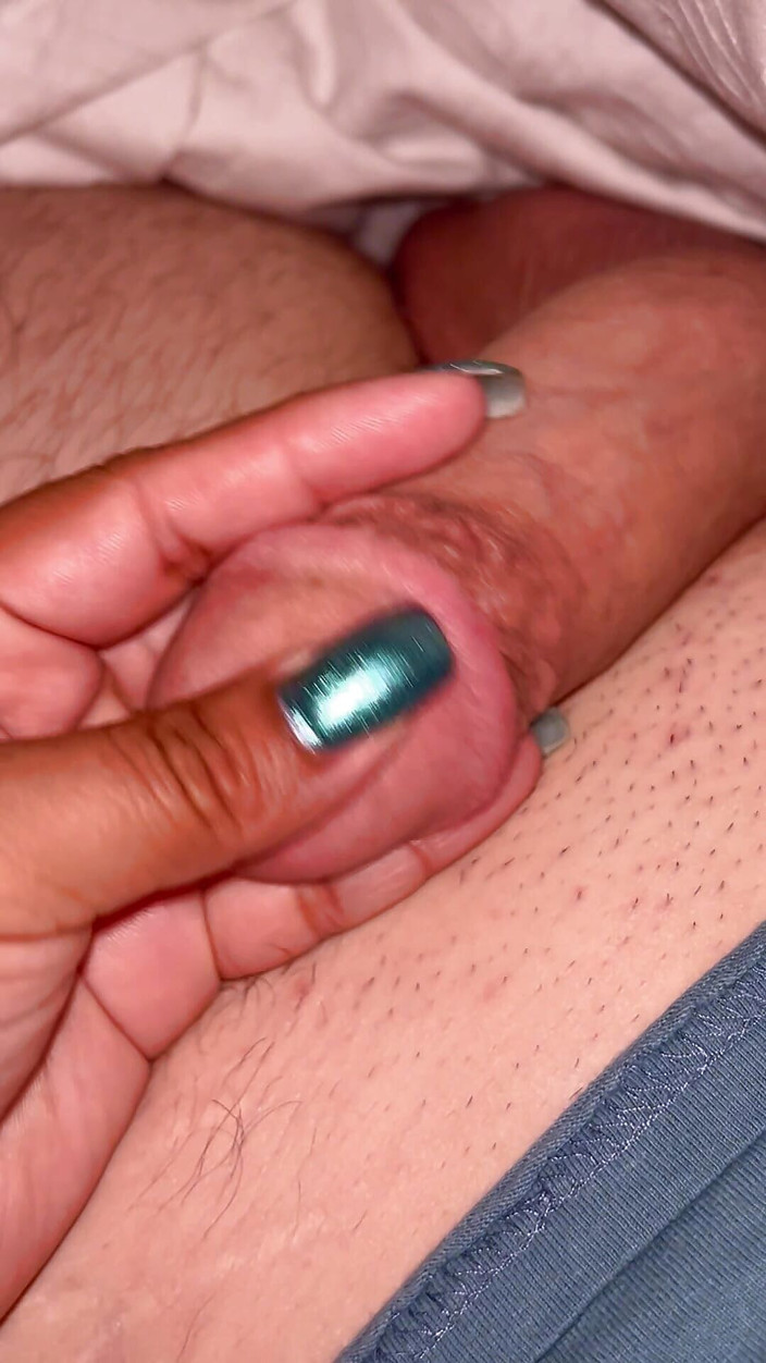 Latina mala: La teen latina si sveglia per giocare con il cazzo