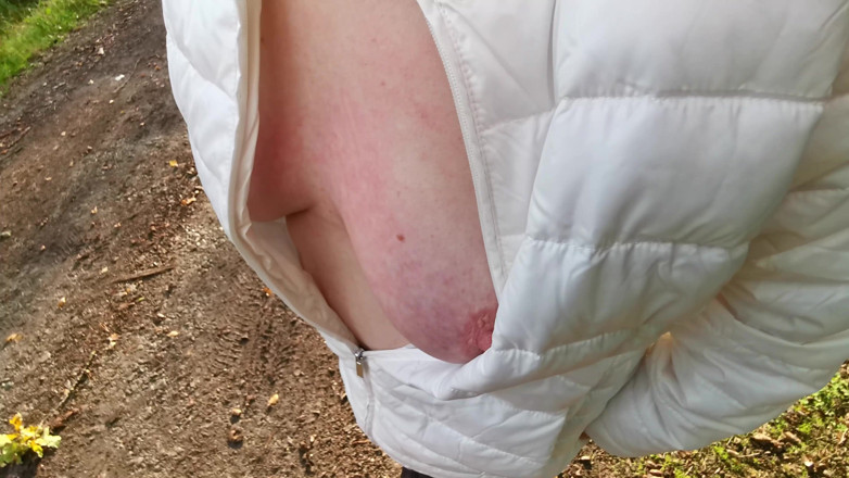 Bouncy Tits Action: Titspanking ve skutečné přírodě