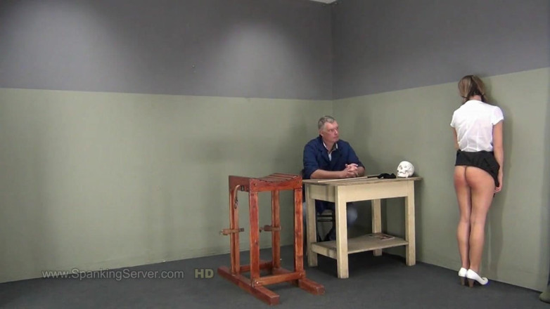 Spanking Server: Nici Dee caned