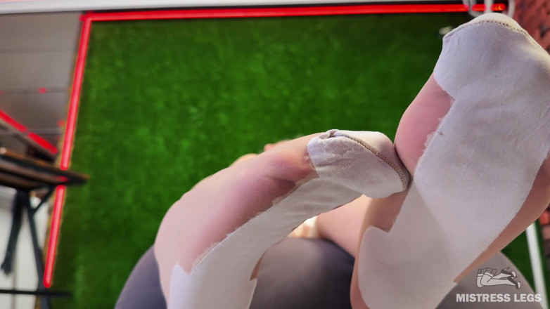 Mistress Legs: Hakimiyet seansı sonrası beyaz çoraplı ayakla azdırma ve götüm arka planda
