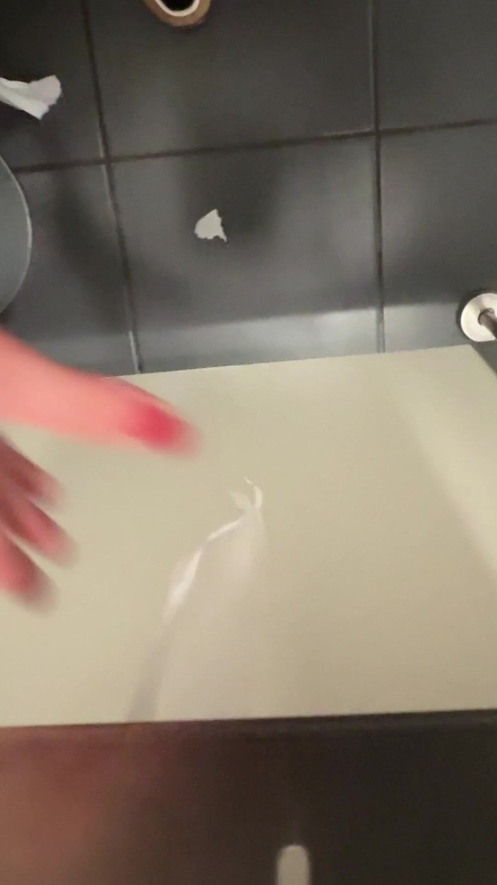 JuliaVeil: Compilatie: Meisje in Zwarte Magere Spijkerbroek Pist in Openbare Toiletten....