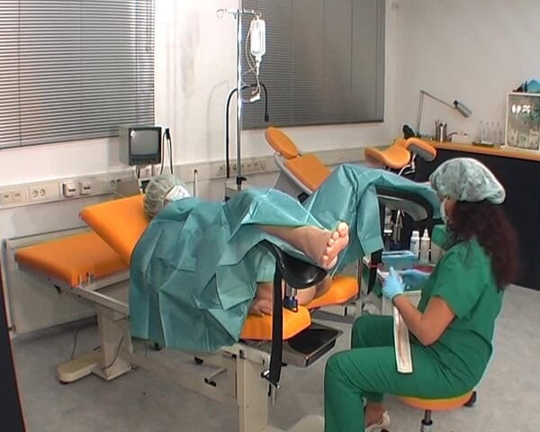 Rubber & Clinic Studio - 1ATOYS: Медсестра в зеленому вбранні хірургії